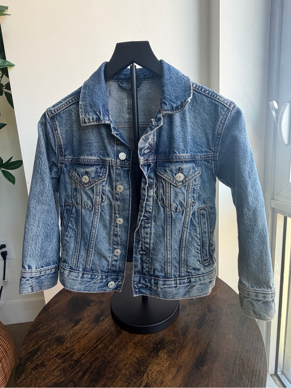 GAP Kids Medium Wash Denim Jacket Size S (6-7)